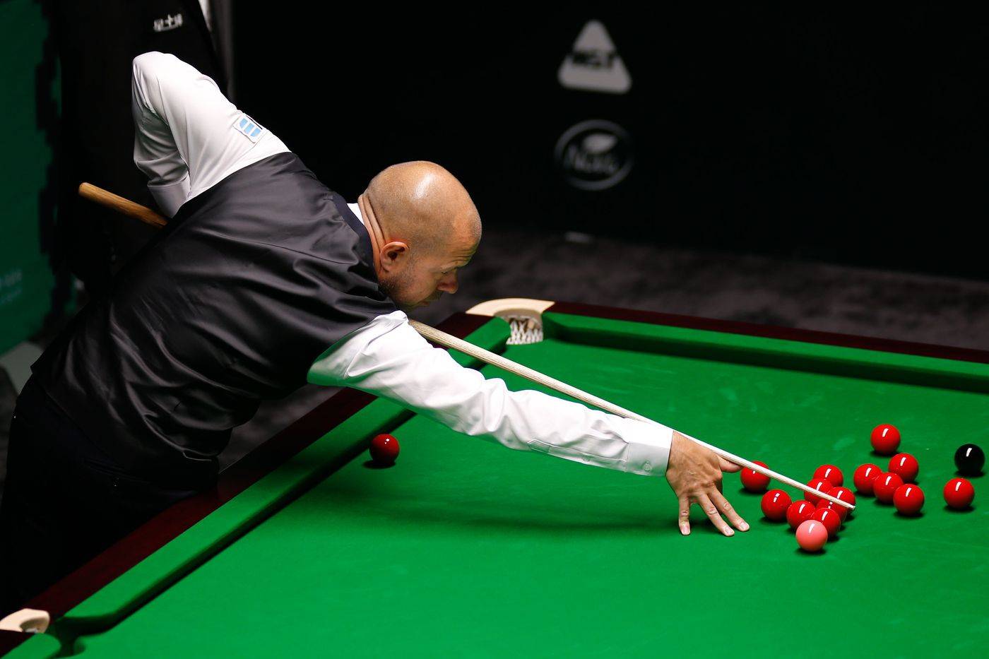 他始終以高 他始終以高